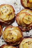 === Ingredience ===
brambory
sůl, tymián, kmín

=== Příprava ===
Z brambor oloupejte slupku. Pokud jsou brambory velké, rozkrojte si je na polovinu. Potom pomocí spirálkovací škrabky vytvořte spirály. Ty rovnejte na pečící papír. Osolte si je, okořeňte tymiánem a kmínem.

Dejte péct do vyhřáte trouby na 180 °C. Pečte do zlatova cca 30 minut.

Je to výborná příloha k libovému masu, nebo k nějakému dobrému salátu, třeba řeckému z feta sýrem.
