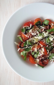 Nízkokalorický salát s rajčátky, bazalkou a sýrem pecorino