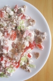 Zhubla už úctyhodných 16 kg. Pravidelně a poctivě jí alespoň 5 x denně.

Její oblíbená snídaně je nakrájená zelenina se sýrem cottage, kupuje si ten jihočeský, obvykle používá ledový salát, rajčátka a okurku.

Na závěr si do salátu nadrobí 1 až 2 knackebroty. Pokud to jíte hned, bude vám to pěkně křupat, pokud později, knackebrot zvláční. Obě varianty jsou dobré.

Já mám tento salát také moc ráda, nikdy mě nenapadlo ho skombinovat s knackebrotem. Jen jsem se přiznala, že ho solím. Trošku jsem dostala vynadáno, že je to zbytečné a že salát je vynikající i bez soli. Je to zvláštní jak sůl často používáme ze setrvačnosti. Tak se příště polepším, slibuji : )