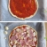 Z tohoto množství těsta uděláte 2 pizzy "velikosti akorát na plech"

=== Ingredience ===
na těsto:
500 g polohrubé mouky (babiččina volba)
350 ml vlažné vody
20 g droždí (½ kostky)
5 lžic panenského olivového oleje
1 lžička soli
½ lžičky cukru

červené sugo na potření pizzy:
1 větší plehovka - loupaná rajčata v nebo domácí protlak recept najdete [http://www.dieta.cz/pin/9b9beae014d685cbc479df263c1d93fc/ zde]
1 malá cibule
2 stroužky česneku

na ozdobu:
my jsme doma našli mozzarelu a šunku
a zbytek ementálu
na vytaženou pizzu z touby jsme potom nastrouhali troušku sýra peccorino
Ideálně by tam měla přijít nakonec, po upečení, ještě čerstvá bazalka, ale tu jsme neměli :)

=== Příprava ===
Do malé misky si dejte všechnu vodu, lehce ohřátou, aby byla vlažná, rozmíchejte v ní droždí a přidejte cukr a trošku mouky, aby měl kvásek co jíst : ) Přikryjte fólií a dejte na teplé místo vzejít. Já protože obvykle bojuju s časem, a jídla, která dlouho trvají mě moc nebaví, tak dávám kvásek do trouby. Jen je třeba skontrolovat, aby trouba nebyla víc než na 40°C, aby jste kvásek "nezabili", teplota by měla být taková ta příjemná opalovací letní : )

Vzešlý kvásek prošlehejte s olejem a solí. Tuto směs vlejte za stálého míchání k mouce.

Chytří lidé říkají, že by těsto nemělo lepit. Naše tedy lepilo. Ale nechtěla jsem do něj přidávat další mouku z obavy aby těsto nebylo moc tuhé a tak jsem ho dala kynout do trouby. Nádobu s těstem přikryjte fólií.

Mezi tím si připravte červené sugo. V malém hrnci si orestujte cibuli, potom přidejte česnek, nechte ho rozvonět a zalijte protlakem, nechte 15 minut povařit, aby se zjemnila chuť česneku a zredukovala tekutina. Ideálně pak sugo rozmixujte tyčovým mixérem, aby bylo hladké. Nechte vychladnout.

Troubu si předehřejte na maximum co vaše trouba dokáže, alespoň 230°C. Opravdu rozpálená trouba je důležitá, aby pizza byla křupavá.

Když vám těsto zdvojnádobí svůj objem, můžete začít tvarovat pizzu. Já jsem si těsto rozdělila na 2 poloviny. Plech jsem si vyložila pečícím papírem. Protože těsto bylo hodně lepivé, posypala jsem ho na povrchu trouškou hladké mouky a začala pomocí dlaní a prstů tvarovat kulatou pizzu. Té lepivosti se nebojte, těsto podle tohoto receptu je opravdu chutné. Kdyby jste ubrali vodu, těsto by sice nelepilo, ale také by bylo po upečení suché jako prkýnko. Okraje pizzy ještě můžete pomocí mašlovačky potřít olivovým olejem. Okraj je potom pěkně zlatavý a přebytečná mouka na povrchu, kterou kste použili pro snadnější tvarování se krásně spojí s těstem.

Kyž se vám podaří vytvarovat přiměřeně kulatou pizzu, pomocí naběračky na ní rozprostřete polovinu vychladlého suga, a potom zdobte tím co máte po ruce. Ještě malá rada, při dalších pokusech jsme dali šunku hned na sugo a na ní sýr, je to lepší, než když je šunka na povrchu, protože se tolik nevysuší. Osvědčilo se mi pizzu nechat ještě tak 10 minut odpočinout, ona ještě nakyne a vytvoří uvnitř takové ty nepravidelné sympatické bublinky : ) A šup s tím do vyhřáté trouby.

Já jsem ještě při vložení pizzy do trouby dala spodní hřev, protože plech je studený, tak aby se pizza stačila prohřát i ze spodu. Pizzu sledujte, aby byla akorát do zlatova, když jí přepečete, bude moc tuhá.
Pečte cca 10 minut. Musíte si otestovat jak vaše trouba umí pizzu péct : )

Na závěr posypte nastrouhaným pecorinem nebo parmazánem, rozkrájejte a servírujte.

Dobrou chuť : )

PS: Ty bochánky vlevo, to jsou speciální pizzy pro skřítky od Barborky : )