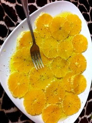 Salát z pomeranče - jen osolit, opepřit a pokapat olivovým olejem