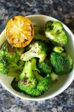 === Ingredience ===
brokolice
1–2 lžíce olivového oleje
paprikové vločky (koření)
špetka soli a pepře
1/2 citrónu

=== Příprava ===
Brokolici si opláchněte studenou vodou, osušte jí a nakrájete na růžičky.

V pánvi si rozpalte olivový olej, když se z oleje pomalu začíná kouřit vložte do něho brokolici, paprikové vločky, sůl a pepř. Promíchete. Citrón položte rozříznutou částí směrem dolu.

Pánev přikryjte pokličkou a zeleninu nechte bez míchání restovat 2 minuty, nebo tak dlouho až se spodní část začne zabarvovat do zlatova. Růžičky brokolice otočte a opečte pod pokličkou další 2 minuty.

Brokolici vyndejte z pánve, naservírujte na talíř a pokapte šťávou ze zkaramelizovaného citrónu.