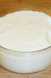 === Ingredience ===
1 litr polotučného čerstvého mléka (nepoužívejte trvanlivé mléko)
3 lžíce bílého domácího jogurtu (nebo si kupte sušenou jogurtovou kulturu, použijte množství dle návodu)

=== Příprava ===
Vyberte si hrnec s tlustým dnem, aby jste mléko nepřipálili. Přiveďte mléko k varu, vařte ho 15 minut, trošku se zredukuje. Potom ho nechte schladit na maximálně 45°C, při vyšší teplotě by jste mohli zničit živé jogurtové kultury.

Přelijte si mléko do nádoby, ve které necháte jogurt zrát. Do mléka přidejte 3 lžíce domácího jogurtu z předchozí várky, nebo přidejte sušenou jogurtovou kulturu, množství podle návodu. Vše důkladně promíchejte.

Zavřete teplou nádobu a zabalte jí do deky a nechte ji zrát cca 4 hodiny. S nádobou při procesu zrání nehýbejte.

Po 4 hodinách dejte jogurt vychladit do lednice, alespoň 1 hodinu před použitím.

=== Tipy ===
Pokud preferujete krémovější variantu jogurtu, vařte mléko o 5 minut déle, aby jste ho ještě více zredukovali.

Pokud nepotřebujete hubnout, hustější konzistence můžete dosáhnout i použitím tučnějšího mléka nebo přidáním smetany. To je přírodní cesta, bez použití chemických látek.

A nezapomeňte si odebrat ze svého domácího jogurtu 2 lžíce jako startér pro novou dávku jogurtu.