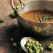 Správné curry má mít spíše omáčkovitou konzistenci. Takže s vodou opatrně.

=== Ingredience ===
3 nakrájená rajčata
1 větší nakrájená cibule
1/2 hrnku kokosu
4-5 stroužků česneku
3 čerstvé zelené čili papričky (volitelné)
1/2 lžíce kurkumy
1/2 lžíce mletého červeného čili
1/2 lžíce římského kmínu
2 hrnky čerstvého nebo zmraženého hrášku
2 lžičky soli
2 lžíce oleje
1 lžíce nakrájeného čerstvého koriandru na ozdobu

=== Příprava ===
Prvních 8 ingrediencí vložte do mixéru s 1/4 hrnku vody. Rozmixujte vše do jemné pasty.

V hrnci si rozehřejte olej, přidejte rozmixovanou směs, několik minut povařte. Potom přidejte hrášek (ten jsme nemixovali) a 1/4 hrnku vody. Podle potřeby osolte. Povařte cca 5 minut, aby hrášek změkl, ale úplně neztratil barvu.

Servírujte na celozrnnou rýži.
