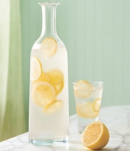 10 dobrých důvodů proč pít vodu s citrónem