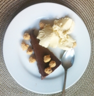Čokoládový dortík se zmrzlinou a lískovými oříšky