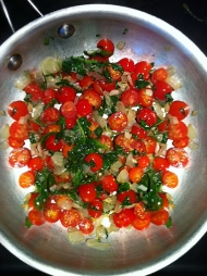 Zdravá příloha k hlavnímu jídlu - rajčátka restovaná na cibulce se spoustou bazalky