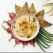 === Ingredience ===
1 hrnek opláchnuté červené čočky
1/2 lžičky mořské soli
1/4 hrnku tahini (pasta ze sezamových semínek ze zdravé výživy)
1 malý prolisovaný stroužek česneku
3 lžíce olivového oleje
šťáva z poloviny citrónu
1 lžíce červeného vinného octa
1/4 lžičky mletého koriandru
1 lžíce olivového oleje
špetka červené papriky
1 1/2 lžíce nasekané petrželky

=== Příprava ===
Čočku si uvařte podle návodu do měkka. Vychladlou čočku potom rozmixujte do hladka s tahini, česnekem, olivovým olejem, šťávou z citrónu, solí a koriandrem. Pokud je směs příliš suchá, přidávejte po kapkách vodu.

Servírujte v misce, pokapejte olivovým olejem a lehce posypte mletou paprikou.

Jezte s pitachlebem.

Kdo má rád, může si hummus na vrch dozdobit ještě bílým jogurtem.