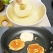 === Ingredience ===
2 velké zralé banány
2 středně velká vajíčka
1 lžička skořice
1 zelené jablko (můžete použít i čerstvý ananas)

=== Příprava ===
Z jablka vykrojte jádřinec a nakrájejte si ho na kolečka cca 5 mm tlustá.

V misce si rozmačkejte banány a prošlehejte je s vajíčky a skořicí. Rozpalte si nepřilnavou pánev, potom plamen stáhněte na střední výkon a opékejte kousky jablíčka namočené z obou stran v banánovém těstíčku.

Kdo nemusí řešit kalorie, tak si může tuto dobrotu zakápnout javorovým sirupem.

Je to moc dobré mlsání : )