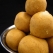 Indicka cukrovinka z cicerovej muky s vonou kardamonu. [http://akochutimasala.blogspot.in/2013/12/besan-ladoo.html Recept najdete zde.]