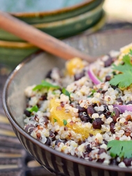 Quinoa s fazolemi a pomerančovým dresinkem