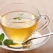 Zelený čaj vám pomůže o to více, pokud jím nahradíte sladké nápoje jako je cola, nebo sladké koktejly.

Pití zeleného čaje je známé pro své účinky pro zrychlení metabolismu. Podle studií mohou 3 šálky zeleného čaje denně zvýšit váš metabolismus až o 10 %.
