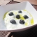 === Ingredience ===
1 velká salátová okurka
1 velký bílý jogurt (vyberte si nějaký hustší, třeba Holandia, nebo kdo má možnost si koupit originál řecký bílý jogurt)
2 lžičky koření tzaziky od "Avokádo"
1 stroužek česneku
černé olivy na ozdobu
olivový olej

=== Příprava ===
Okurku si nastrouhejte na hrubém struhadle. Posypte ji kořením tzaziky, promíchejte a nechte odpočívat cca 15 miut.

Zkoušela jsem i koření tzaziky od Vitany nebo Knoru, ale nebylo to vůbec dobré. Takže pátrejte po koření tzaziky od Avokáda. Nebo si namíchejte svoje: kromě soli je tam sušený česnek, cibule a kopr.

Okurku si přendejte do sítka nebo cedníku a vymačkejte z ní přebytečnou vodu. Vraťte zpět do misky, přidejte bílý jogurt a prolisovaný česnek a 1 lžíci olivového oleje. Vše dobře promíchejte. Případně podle chuti přidejte ještě trošku koření tzaziky.

Pokud máte čerstvé bylinky, přidejte si tam trošku čersvého kopru nebo máty.

Servírujte do mističek s černými olivami a pár kapkami olivového oleje. Výborný je k tomu arabský nebo řecký chléb.

Dobrou chuť.