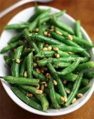 Zelené fazolky s piniovými oříšky a bazalkou