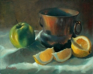Měděná nádoba s citrónem a jablkem