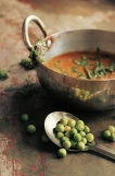 Správné curry má mít spíše omáčkovitou konzistenci. Takže s vodou opatrně.

=== Ingredience ===
3 nakrájená rajčata
1 větší nakrájená cibule
1/2 hrnku kokosu
4-5 stroužků česneku
3 čerstvé zelené čili papričky (volitelné)
1/2 lžíce kurkumy
1/2 lžíce mletého červeného čili
1/2 lžíce římského kmínu
2 hrnky čerstvého nebo zmraženého hrášku
2 lžičky soli
2 lžíce oleje
1 lžíce nakrájeného čerstvého koriandru na ozdobu

=== Příprava ===
Prvních 8 ingrediencí vložte do mixéru s 1/4 hrnku vody. Rozmixujte vše do jemné pasty.

V hrnci si rozehřejte olej, přidejte rozmixovanou směs, několik minut povařte. Potom přidejte hrášek (ten jsme nemixovali) a 1/4 hrnku vody. Podle potřeby osolte. Povařte cca 5 minut, aby hrášek změkl, ale úplně neztratil barvu.

Servírujte na celozrnnou rýži.