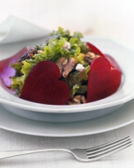 Valentýnský salát se srdíčky z pečené červené řepy