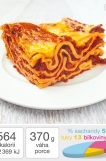 ==== 1 porce: 564 Kcal (2369 kJ) ====
==== Rozpis na 4 porce: ====

Jak připravit chutné lasagne, aby jste do sebe nedostali v jedné porci 900 kalorií? Nepřidávejte do lasagní bešamel, který je skutečnou kalorickou bombou, skládá se z mouky a mléka. Lasagne jsou i bez bešamelu vynikající, opravdu si na nicch pochutnáte. 

=== Ingredience ===
300 g libové mleté hovězí maso
250 g lasagní (1 balení, 3 plátky na osobu)
1 kg rajčat
1/2 lžíce cukru
80 g parmazánu
3 velké cibule (250 g)
2 stroužky česneku
1/2 lžíce olivového oleje
1 lžička oregana
sůl

=== Příprava ===
Lasagne si můžete namočit do studené vody, aby plátky trošku změkly a lépe se vám s nimi pracovalo. Nemáčejte je déle než 10 minut, aby se vám neslepily.

V hrnci s tlustým dnem si rozvařte rajčata, nakrájejte je na osminky a bez vody je zahřívejte, rajčata pustí hodně vody a začnou se ve vlastní šťávě vařit. Vařte je cca 15 minut a potom je rozmixujte tyčovým mixérem. Ještě chvilku povařte dokud z povrchu nezmizí pěna. Podle chuti dosolte a lehce doslaďte. Samozřejmě si můžete koupit i rajčatový protlak, ale zbytečně si do jídla budete přidávat konzervanty a škroby.

V nepřilnavé pánvi si na olivovém oleji orestujte do zlatava na drobno nakrájenou cibulku, ke konci přidejte prolisovaný česnek a nechte ho rozvonět. Potom přidejte mleté hovězí maso, pomocí vařečky ho rozdělte na jednotlivé kousky, aby se vám nespeklo a opečte ho také do zlatava, aby pěkně vonělo. Potom do směsi přidejte domácí rajčatový protlak, společně povařte cca 15 minut, ochuťte oreganem. Masovou směs potom ochutnejte a případně dochuťte - tato směs tvoří základ lasagní, musí vám už v této podobě chutnat.

Troubu si předehřejte na 180 °C.

Připravte si středně velký pekáček a začněte rajčatovou směsí, na ní si vyskládejte první vrstvu lasagní. Potom další rajčatová vrstva a zde už na rajčatovou vrstvu použijte i nastrouhaný parmazán. Takto pokračujte až skončíte poslední rajčatovou vrstvou a na vrch parmazánem. Mezivrstvy stačí jen "okořenit" parmazánem, největší porci sýra si nechte na vrch. Kdo má rád hodně sýru, může na vrch ještě nastrouhat mozzarelu. Pečte v přiklopeném pekáčku cca 40 minut, dokud vám nezezlátne povrch.

Rozdělte na 4 talíře.
Přejeme vám dobrou chuť.