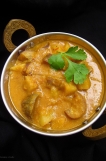 Zemiakovo baklazanove kari [http://www.akochutimasala.blogspot.in/2010/05/zemiakovo-baklazanove-kari.html recept najdete zde]