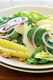 === Ingredience ===
směs zelených salátů
1/2 šťavnaté hrušky, nakrájené na plátky
1/4 broskve, nakrájené na plátky
1/4 červené cibule nakrájené na kolečka
3 lžíce hruškové šťávy
1 lžíce rýžového octa
2 lžičky panenského olivového oleje
čestvě mletý pepř
2 lžíce vlašských ořechů
sůl

=== Příprava ===
Na zálivku smíchejte v misce hruškovou šťávu, ocet, olej a pepř.

Směs salátů naaranžujte na dva talíře, ozdobte hruškami a broskvemi nakrájenými na plátky a pokapte připravenou zálivkou. Na závěr posypte vlašskými oříšky, které před tím můžete lehce orestovat na pánvi.